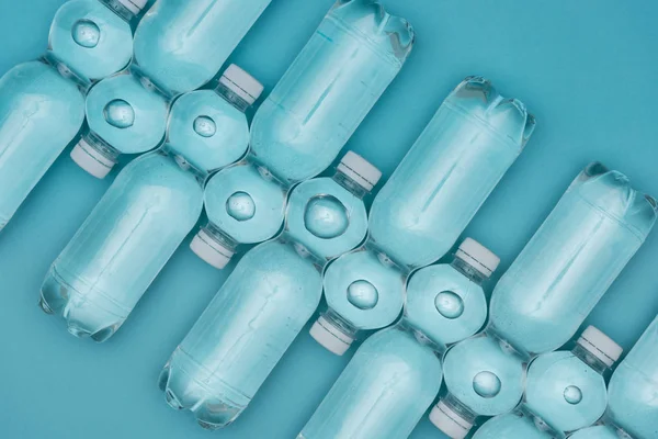 Top View Plastic Water Bottles Arranged Rows Isolated Turquoise — Stock Photo, Image