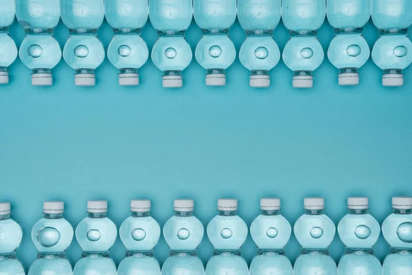 Вид Сверху Раму Пластиковых Бутылок Водой Изолированных Бирюзовом Фоне Копировальным — стоковое фото