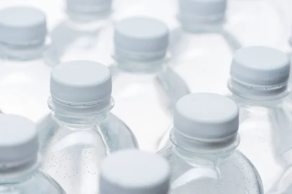 Enfoque Selectivo Botellas Agua Con Tapas Sobre Fondo Blanco —  Fotos de Stock