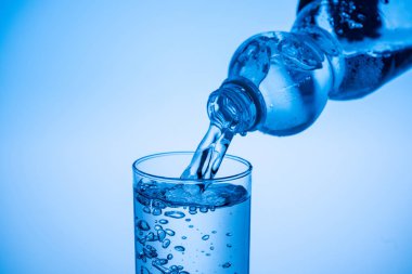 su dökme cam plastik şişe mavi arka plan kopya alanı ile