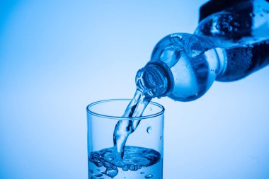 su dökme cam plastik şişe mavi arka plan kopya alanı ile