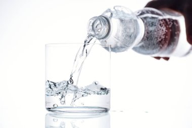 adam su dökme plastik şişe cam görünümünü beyaz arka plan üzerinde kırpılmış