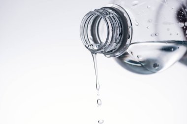plastik şişe beyaz kopya alanı ile izole damlayan su