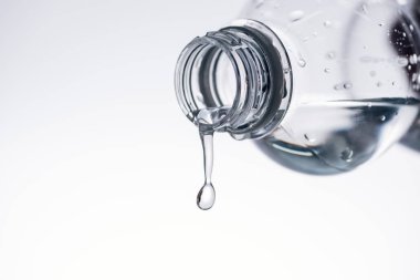 plastik şişe beyaz kopya alanı ile izole damlayan su