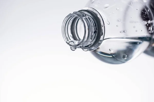 コピー スペースと白で分離されたプラスチック製のボトルの水のクローズ アップ — ストック写真