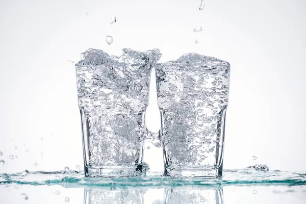 Acqua Bicchieri Sfondo Bianco Con Retroilluminazione Spruzzi — Foto Stock