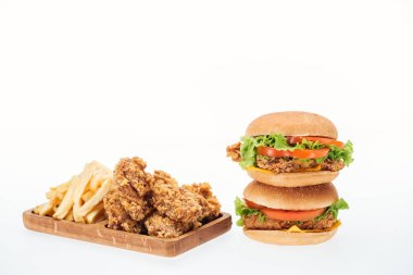 Çıtır tavuk nuggets, tavuk Burger ve kızarmış patates üzerinde beyaz izole