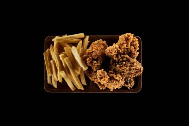 tabakta üzerine siyah izole lezzetli Fransız kızartması ve tavuk nuggets Üstten Görünüm