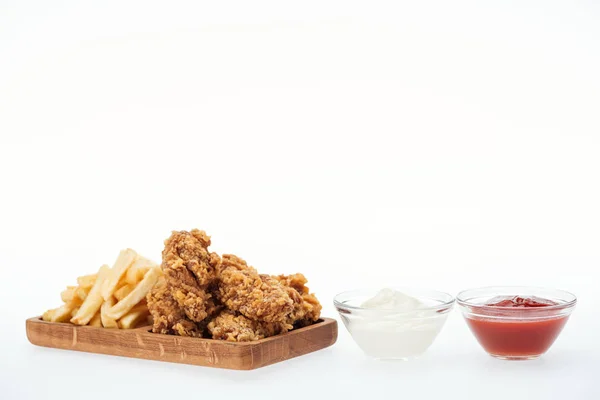 Ropogós Csirke Rögök Közelében Hasábburgonyával Üveg Tálak Ketchup Majonéz Elszigetelt — Stock Fotó