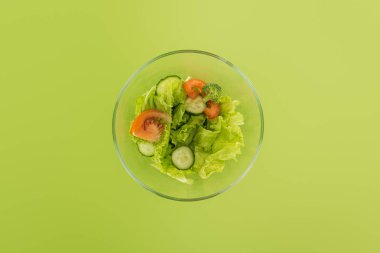 Yeşil izole cam kase kıyılmış salatası Üstten Görünüm