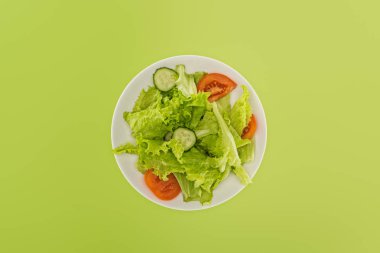 Kıyılmış Salata üstten görünüm beyaz tabakta yeşil izole
