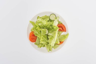 Kıyılmış Salata üstten görünüm üzerinde beyaz izole plaka üzerinde