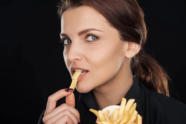 Atraktivní Zatímco Jíst Chutné Francouzské Fry Izolované Černém Pozadí — Stock fotografie