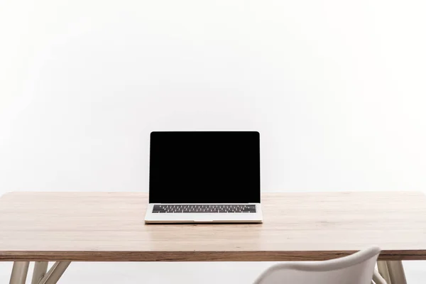Laptop Med Blank Skärm Trä Skrivbord Isolerade Vit — Stockfoto