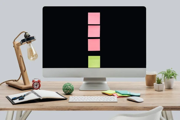 Moderno Lugar Trabajo Con Monitor Ordenador Con Notas Adhesivas Papelería — Foto de Stock