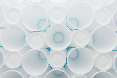 mavi zemin üzerine beyaz ve plastik bardak Üstten Görünüm 