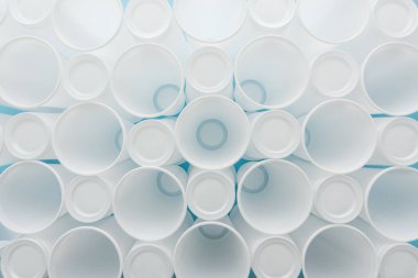 mavi zemin üzerine beyaz ve plastik bardak Üstten Görünüm 