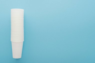 kopya alanı mavi zemin üzerine beyaz plastik bardak Üstten Görünüm 