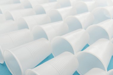 seçici odak kopya alanı ile beyaz ve plastik bardak 