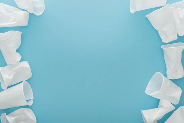 Draufsicht Auf Weiße Und Plastikbecher Auf Blauem Hintergrund Mit Kopierraum — Stockfoto