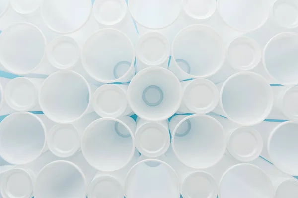 Vue Dessus Des Tasses Blanches Plastique Sur Fond Bleu — Photo