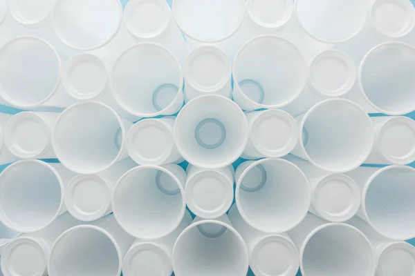 Top View White Plastic Cups Blue Background — Stock Photo, Image