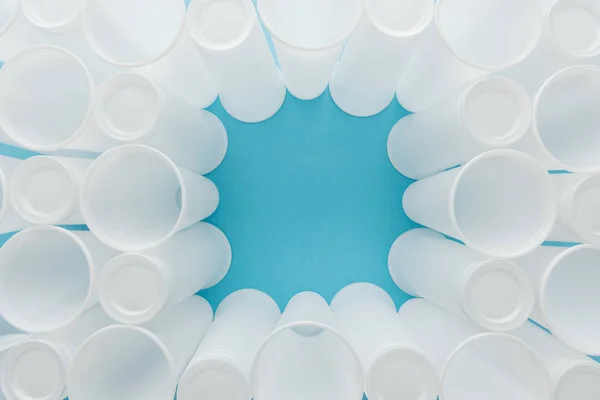 Kopya Alanı Mavi Zemin Üzerine Beyaz Plastik Bardak Üstten Görünüm — Stok fotoğraf