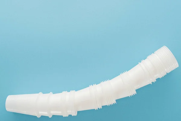 Draufsicht Auf Weiße Plastikbecher Auf Blauem Hintergrund Mit Kopierraum — Stockfoto