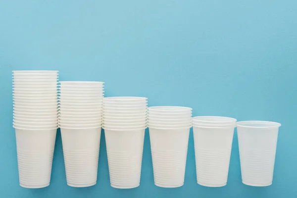 Flat Lay White Plastic Cups Blue Background Copy Space — Stock Photo, Image