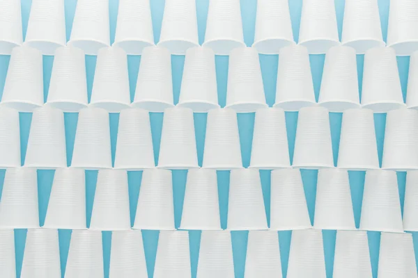 Plochý Ležela Bílé Plastové Kelímky Izolované Modrý Copy Prostor — Stock fotografie
