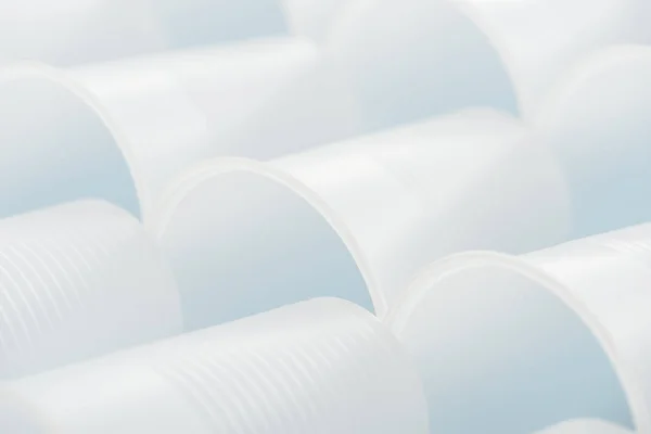 Selectieve Aandacht Van Witte Plastic Bekers Met Kopie Ruimte — Stockfoto