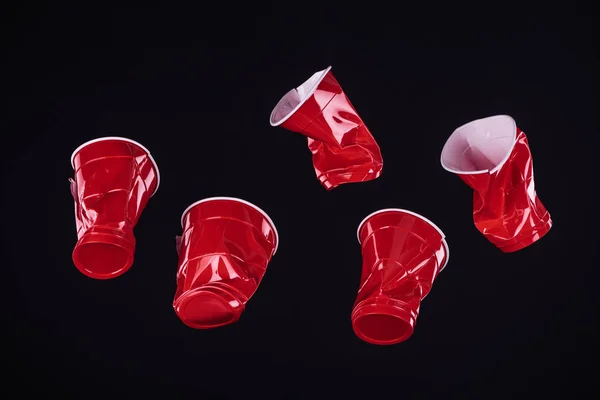 Вид Зверху Яскраві Барвисті Червоні Пластикові Чашки Ізольовані Чорному Місцем — стокове фото