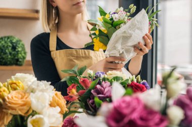 Buket çiçek dükkanında yapma çiçekçi kısmi görünümünü