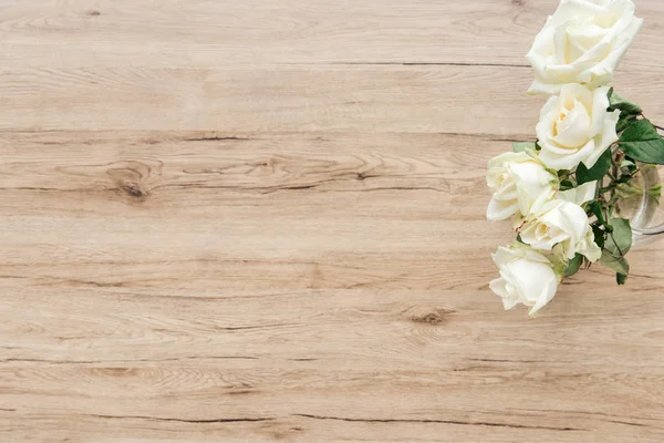 Draufsicht Auf Frische Weiße Rosen Auf Holzoberfläche — Stockfoto