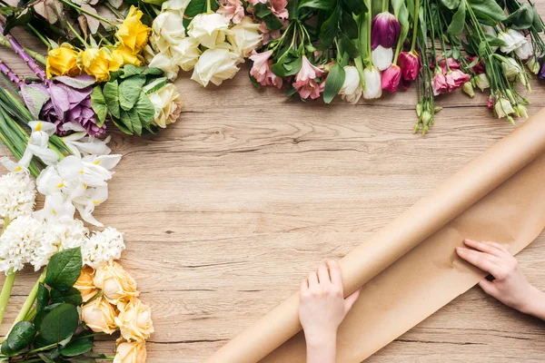 Bijgesneden Weergave Voor Bloemist Met Kraftpapier Kleurrijke Bloemen Houten Oppervlak — Stockfoto