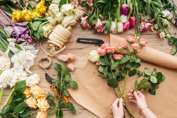 Vue Partielle Fleuriste Faisant Bouquet Fleurs Sur Une Surface Bois — Photo