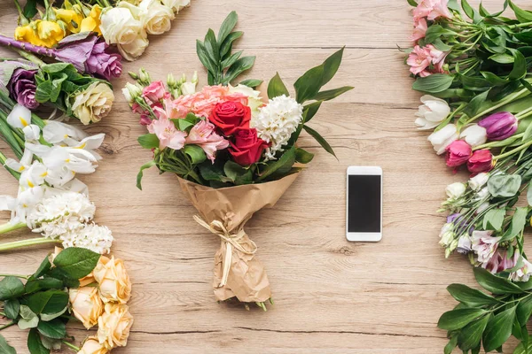 Färska Blommor Och Smartphone Med Tom Skärm Träytan — Stockfoto