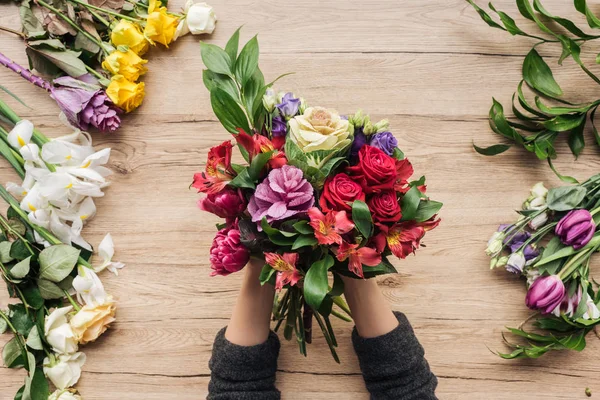 Teilansicht Des Blumenhändlers Der Einen Strauß Frischer Blumen Auf Einer — Stockfoto