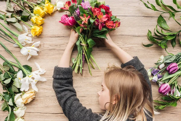 Florista Loira Cansada Com Buquê Flores Dormindo Superfície Madeira — Fotografia de Stock