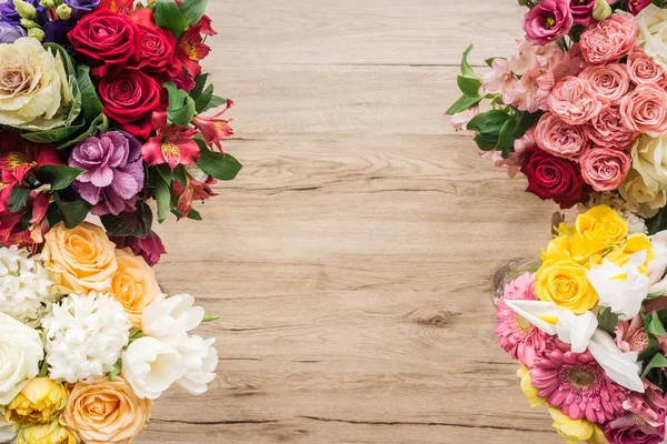 Draufsicht Auf Frische Bunte Blumen Auf Holzoberfläche — Stockfoto