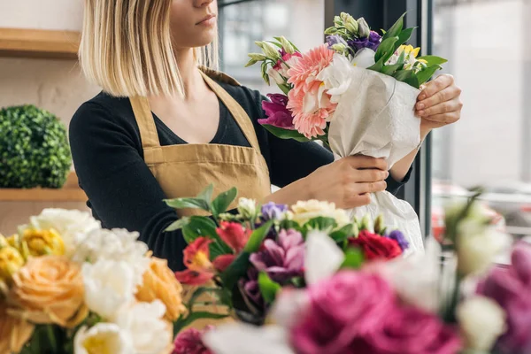 Tampilan Parsial Dari Penjual Bunga Membuat Karangan Bunga Toko Bunga — Stok Foto