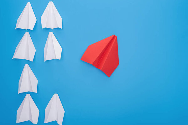 Плоский лежал с белыми и красными бумажными плоскостями на синем
