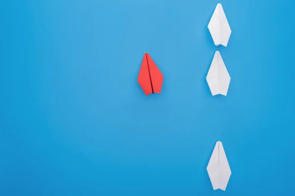 Flache Lage Mit Weißen Und Roten Papierfliegern Auf Blauem Grund — Stockfoto