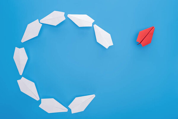 Плоский лежал с белыми и красными бумажными плоскостями на синем
