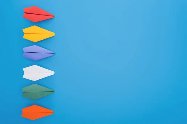 Flat Lag Met Kleurrijke Papieren Vliegtuigen Blauwe Ondergrond — Stockfoto