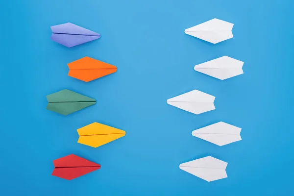 Flache Lage Mit Bunten Papierfliegern Auf Blauer Oberfläche — Stockfoto