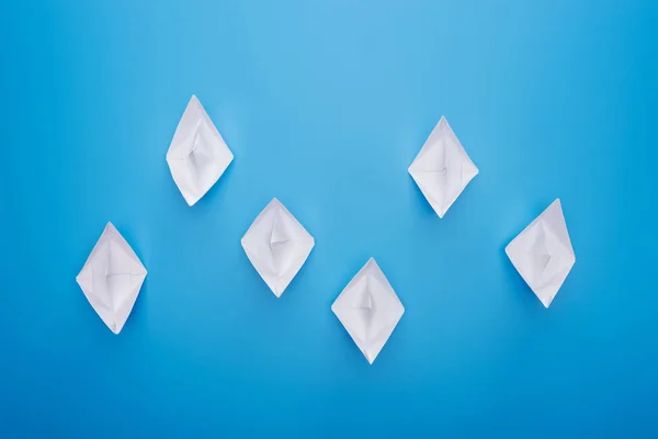 Colocação Plana Com Barcos Papel Branco Superfície Azul — Fotografia de Stock