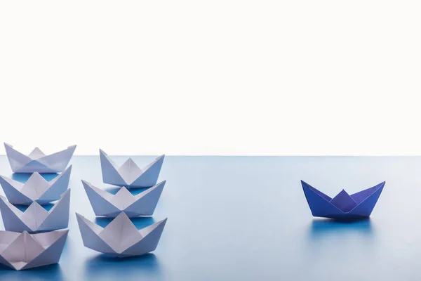 Barcos Papel Superfície Azul Clara Fundo Branco — Fotografia de Stock