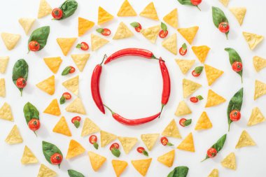 lezzetli nachos ve fesleğen yaprakları ve kiraz domates ile dilimlenmiş Chili biber üst görünümü 