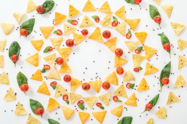düz lezzetli nachos, baharatlar ve fesleğen ve olgun kiraz domates ile dilimlenmiş Chili biber ile yatıyordu 